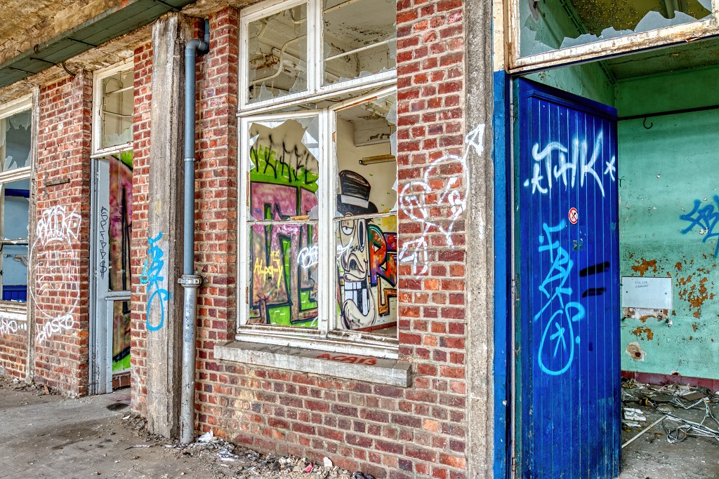 HDR gare montzen belgie belgique urbex decay verlaten station graffiti spoorweg trein train chemin de fer Junkyard abandoned abondonne trash